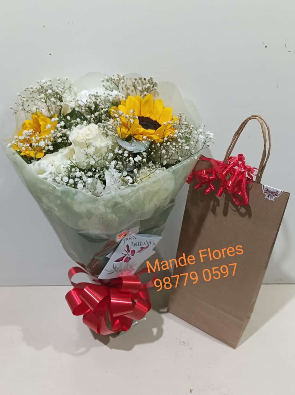 Flores brancas com chocolate